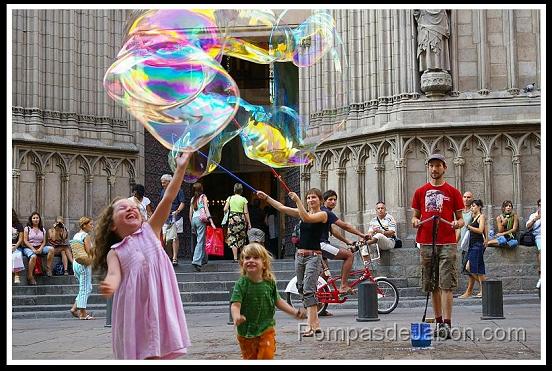 Pompas en Barcelona, lugar Santa Maria del Mar Burbujas en Santa Maria del Mar, Barcelona
