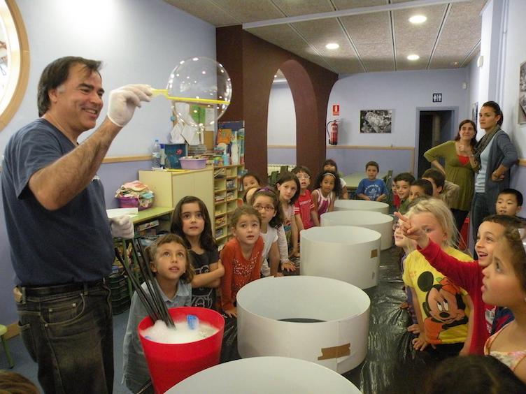 cumpleaños con burbujas de jabon muy grandes